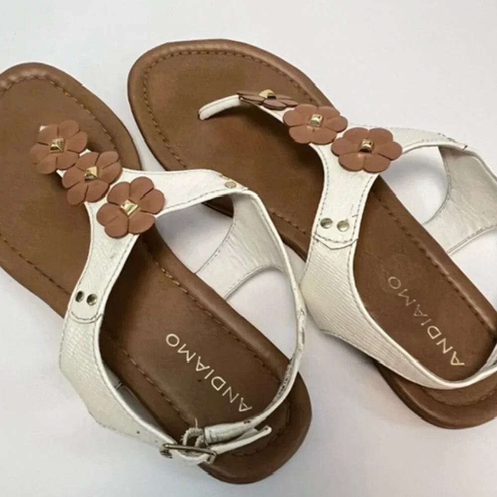 Andiamo Adanielle Womens White & Tan Flower Thong Sandals Size 8.5